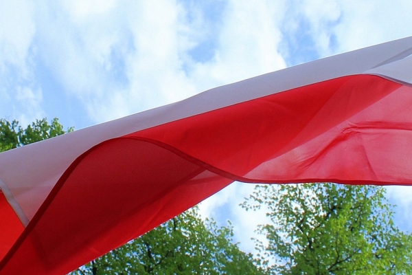 Flaga o powierzchni ponad 700 m kw. zawisła na latarni morskiej w Świnoujściu [VIDEO]...