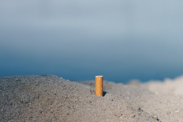 Włochy: Kary finansowe za palenie na plażach na Sardynii
