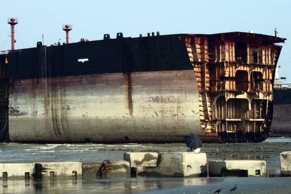 NGO Shipbreaking Platform: właściciele statków wciąż nieodpowiednio je złomują