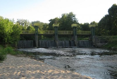 Jaz przemysłowy na rzece Jeziorce zwany Imberfal, spiętrzający wodę na potrzeby fabryki papieru w Konstancinie-Jeziornie