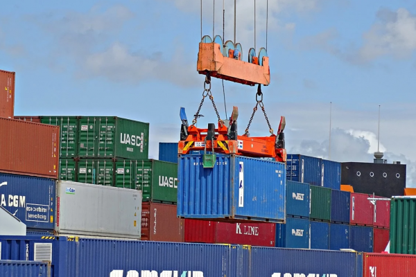 Chiny: eksport wzrósł w kwietniu, ale spadek importu sygnalizuje trudności związane z p...
