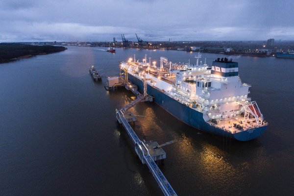 Litewski koncern tymczasowo przenosi FSRU - pływający terminal LNG Independence