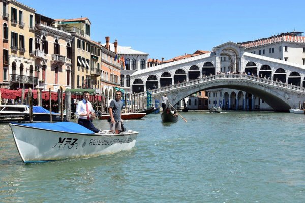 Książki przypłyną łodzią… w Wenecji