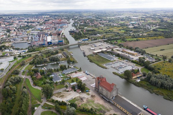 Przez port w Elblągu transportowane są materiały na budowę kanału żeglugowego przez Mie...