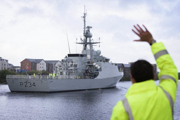 Okręt patrolowy Royal Navy wyrusza z Glasgow do swojej nowej bazy