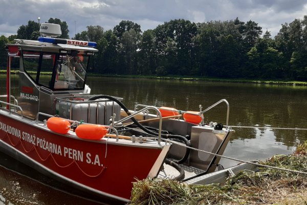 Specjalistyczny sprzęt ratowniczy zabezpiecza budowę rurociągu PERN pod dnem Wisły