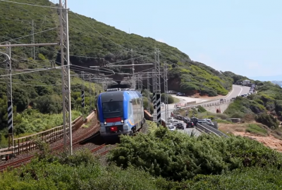 Pociągi z Pesy po raz pierwszy dostarczone drogą morską - na Sardynię