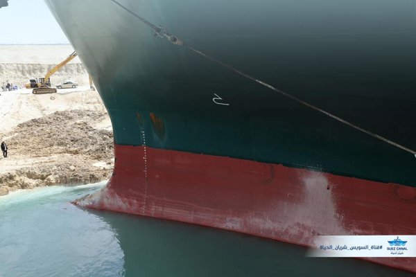Udało się nieco przesunąć rufę statku w Kanale Sueskim, ale nadal jest on zablokowany...