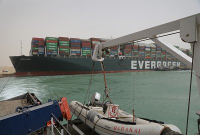 Zarząd Kanału Sueskiego tymczasowo zawiesił ruch, armator kontenerowca przeprasza