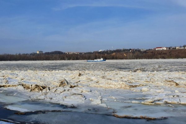 Wody Polskie: lodołamacze po rozbiciu zatoru na Zbiorniku Włocławskim dopłynęły do Płoc...
