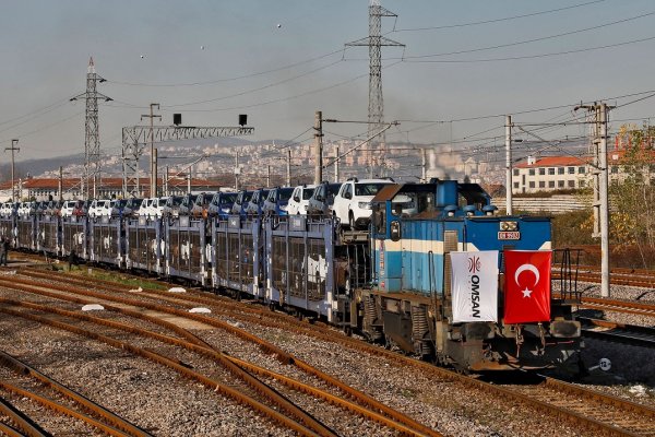 Firma OMSAN Lojistik przetransportowała pod morzem samochody koleją Marmaray