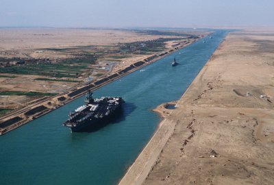 Egipt może stracić na blokadzie Kanału Sueskiego ponad miliard dolarów...