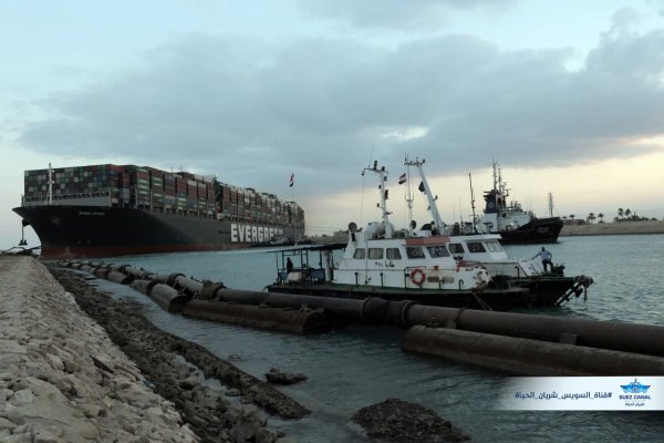 Dwa holowniki śpieszą do Kanału Sueskiego, by pomóc w przesunięciu kontenerowca