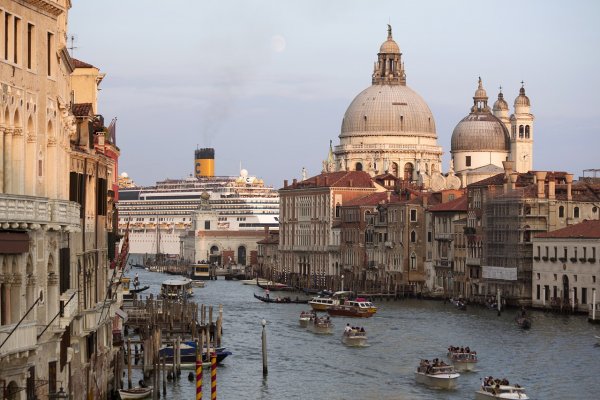 Włochy: Rząd wyprowadza wielkie wycieczkowce z laguny w Wenecji