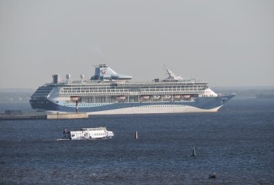 Amsterdam: Mieszkańcy portu skarżą się na stojący tam statek wycieczkowy