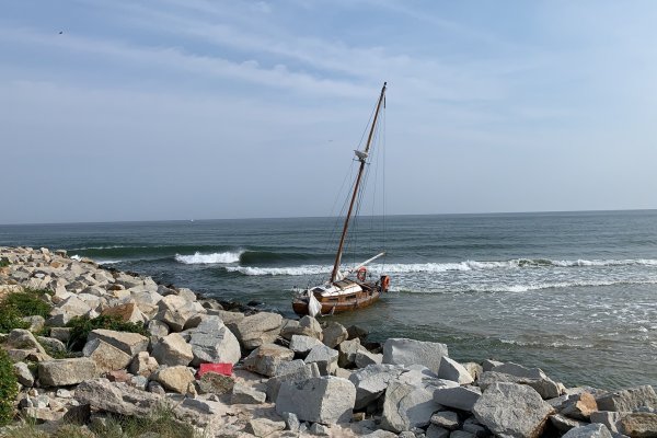 Jacht żaglowy rozbił się na plaży w Darłowie