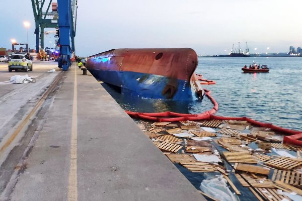 W Hiszpanii mały statek towarowy przewrócił się do góry dnem przy nabrzeżu