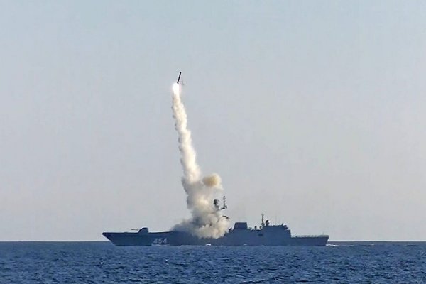 Próbne wystrzelenie rosyjskich rakiet Cyrkon z fregaty i okrętu podwodnego 
