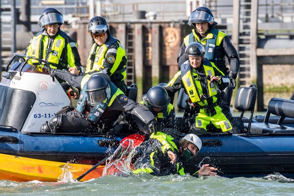 22 działaczy Greenpeace aresztowanych za blokowanie terminalu Shella w rotterdamskim po...
