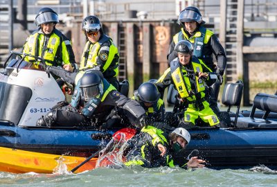 22 działaczy Greenpeace aresztowanych za blokowanie terminalu Shella w rotterdamskim po...