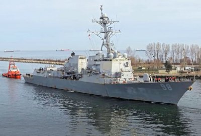 Amerykański niszczyciel USS Forrest Sherman cumuje w gdańskim porcie