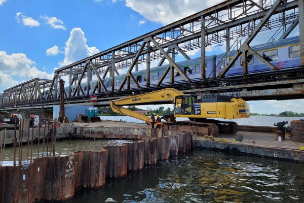 Widoczne postępy przy przebudowie mostu nad Regalicą