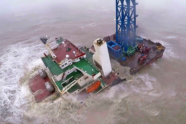 Polskiej budowy statek zatonął po przełamaniu się w tajfunie - 26 zaginionych w Chinach...