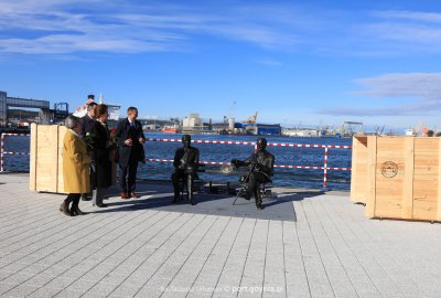 Ławeczka budowniczych Portu Gdynia stanęła na Ostrodze Pilotowej w Porci...