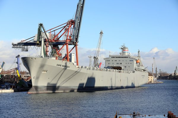 MV Cape Kennedy w gdańskim porcie z ładunkiem sprzętu wojskowego