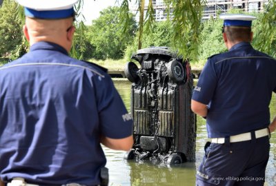 Elbląg: Z dna rzeki wydobyto dwa wraki