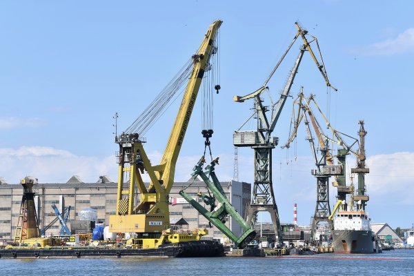 Wydobyto dźwig, który wpadł do kanału portowego w Gdańsku