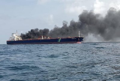 Tankowiec Hafnia Nile w płomieniach. Fot. Agensi Penguatkuasaan Maritim Malaysia