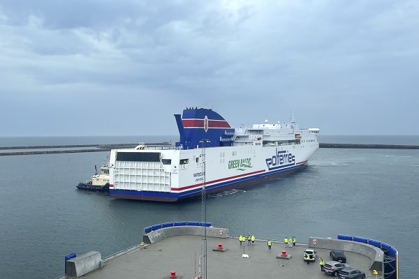 Varsovia, nowy prom PŻB wpłynął w poniedziałek rano do portu w Ystad...