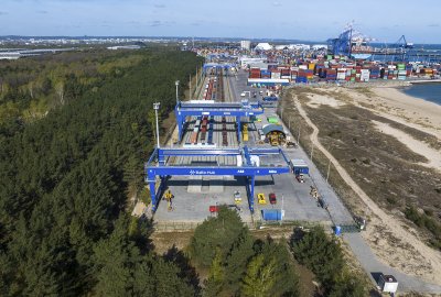 Baltic Hub dodaje czwartą suwnicę RMG do operacji kolejowych
