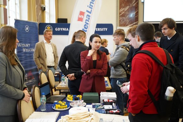 Uniwersytet Morski w Gdyni pomaga znaleźć pracę na statkach