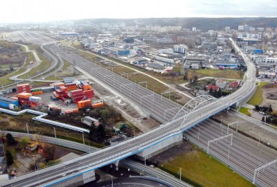 Nowo otwarty wiadukt zapewni bezpieczny transport ładunków do Portu Gdyn...