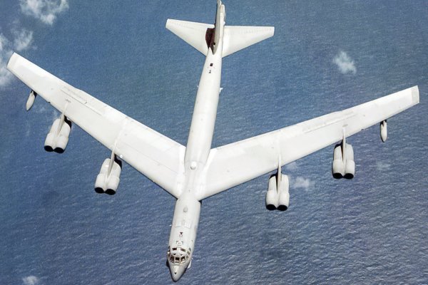 Dwa amerykańskie bombowce B-52H przechwycone przez rosyjskie maszyny w m...
