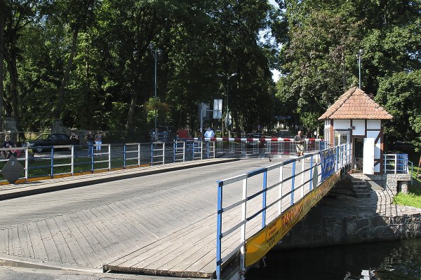 Zabytkowy most w Giżycku zdemontowany