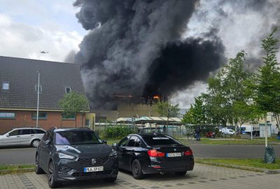 Ugaszono duży pożar w stoczni Lürssen - Kröger Werft - spłonęła hala pro...