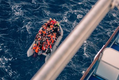 Włochy: Ok. 50 migrantów zaginęło na morzu, gdy przewróciła się ich łódź...