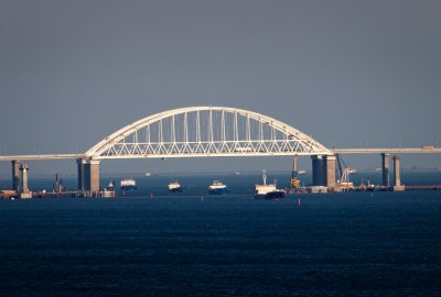 Rosja buduje trzecią wieżę obrony powietrznej w pobliżu mostu Kerczeński...