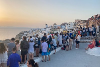 Grecja: Mieszkańcy obleganej przez turystów wyspy Santorini chcą ogranic...
