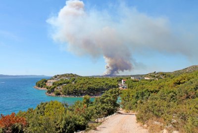 Chorwacja: Rozpoczęto ewakuację kurortu Podgora nad Adriatykiem; strażac...