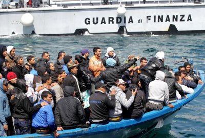 Około tysiąca migrantów przypłynęło w ciągu doby na wyspę Lampedusa...