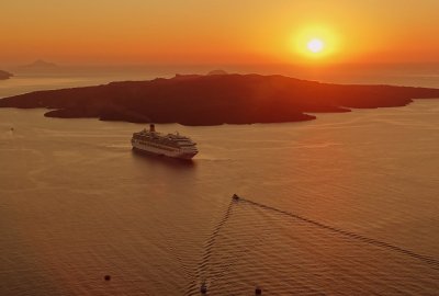 Na Santorini przypłynął pierwszy wycieczkowiec po serii trzęsień ziemi...