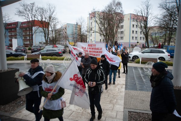 Pikieta w Ustce przeciwko likwidacji Urzędu Morskiego w Słupsku