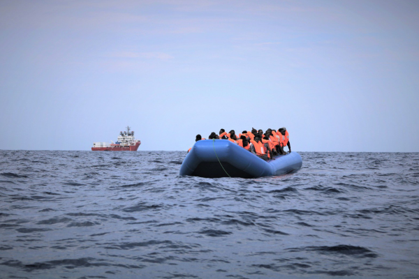 Ocean Viking dostał zgodę na cumowanie na Lampeduzie, część nielegalnych migrantów przy...
