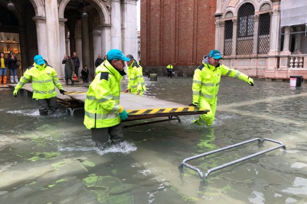 Włochy: Woda w Wenecji zaczęła opadać po trzeciej powodzi w tym tygodniu