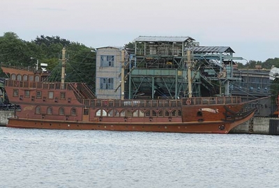 Uszkodzony statek przy Nabrzeżu Górników